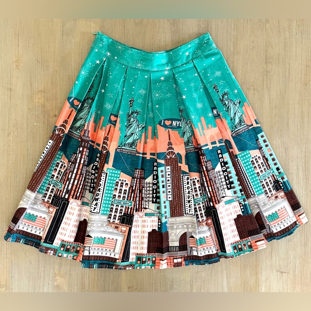 Vintage-Look NYC Skyline A-Line Pleated Skirt Size S